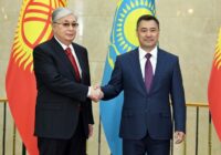 Кыргызстан менен Казакстандын президенттери чакан чөйрөдө сүйлөшүү жүргүзүштү