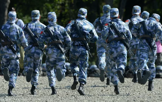 К худшему сценарию в Тайваньском проливе готовится армия Китая — СМИ