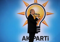 Правящая партия Эрдогана продолжает терять популярность в опросах общественного мнения