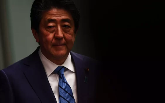 Скончался экс-премьер Японии Синдзо Абэ — в него дважды стреляли