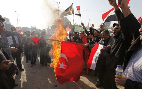 Снятие турецкого флага с посольства в Багдаде