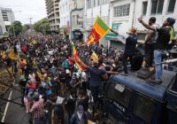 Шри-Ланкада миңдеген демонстранттар президенттик сарайды басып алды
