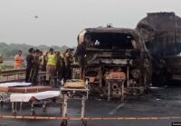 Пакистанда автобус менен бензин ташыган унаа кагышып, 20 адам каза болду