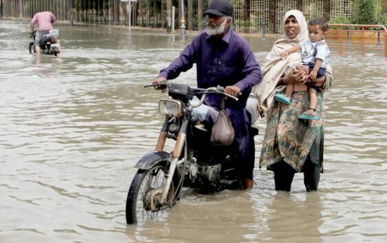 Число жертв муссонных дождей в Пакистане превысило 900 человек