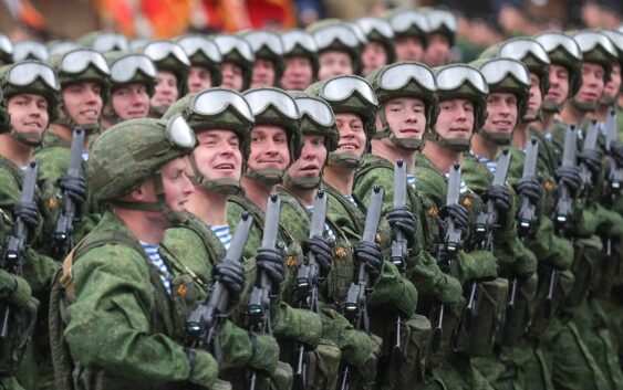 Россиянын армиясында бир жыл кызмат өтөгөн эмгек мигранттары жарандык ала алышат