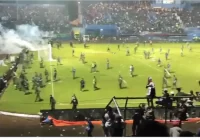 Индонезия: стадиондогу тополоңдо мерт болгондордун саны 174кө жетти