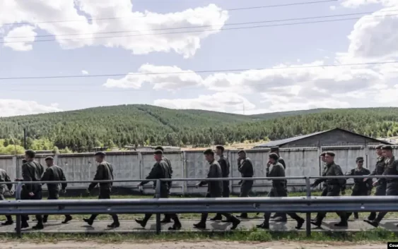 Элчилик: Орусияда убактылуу жүргөн кыргызстандыктар аскерге чакырылбайт