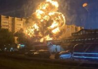 В России военный самолет рухнулна девяти этажный дом(видео)