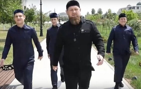 Рамзан Кадыров жашы жете элек балдарын Украинага жөнөтөрүн билдирди. Видео