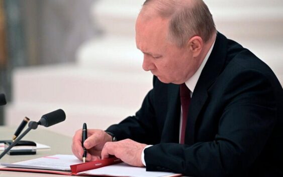 Законы о вхождении ЛНР, ДНР и двух областей в состав России подписал ВладимирПутин