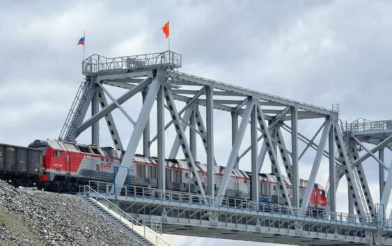 Россия и Китай открыли движение по железнодорожному мосту через Амур