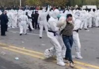 Кытайда коронавирустук чектөөлөргө каршы болгондор массалык демонстрацияга чыгышты
