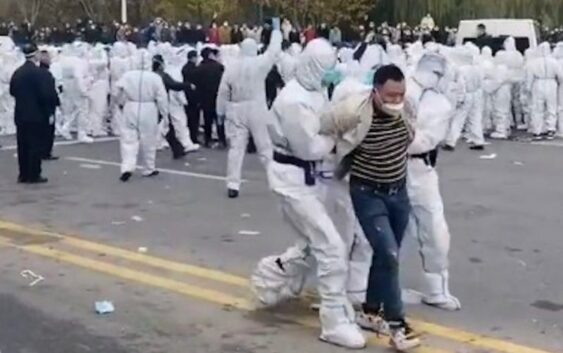 Кытайда коронавирустук чектөөлөргө каршы болгондор массалык демонстрацияга чыгышты