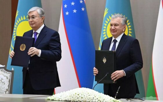 Казакстан менен Өзбекстандын президенттери эки маанилүү келишимге кол коюшту