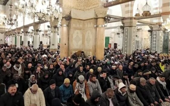 Присутствие тысяч палестинцев в мечети Аль-Акса и акцент Исламского джихада на палестинском единстве