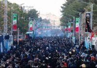 Иран генералы Сулейманини эскерүү күнүндө анын туулган шаарына миңдеген зыяратчылар барды. Видео
