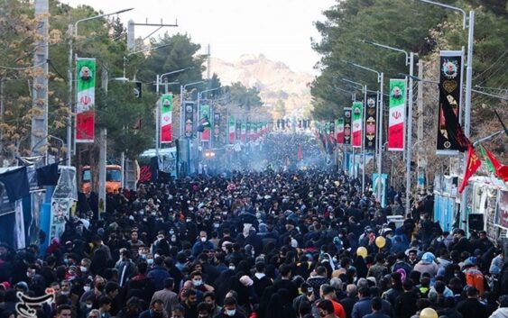 Иран генералы Сулейманини эскерүү күнүндө анын туулган шаарына миңдеген зыяратчылар барды. Видео