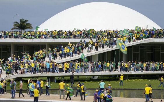 Бразилиядагы баш аламандык: Экс-президенттин тарапкерлери президенттик сарайга кирип барышты. Видео