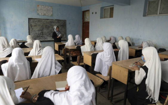 Талибы разрешили школьницам до шестого класса вернуться к занятиям
