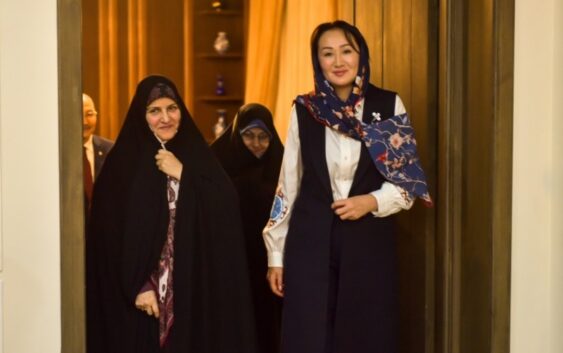 Тегеранда Кыргызстан менен Ирандын биринчи айымдары жолугушту. Сүрөт