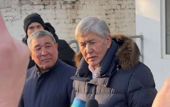 Алмазбек Атамбаев абактан чыкты. Видео
