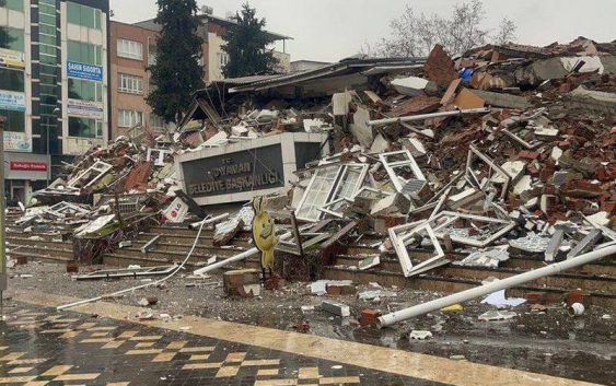 Более 1700 домов разрушены в результате землетрясения в Турции. Сотни погибших, тысячи раненных- шокирующее видео