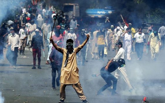 В Пакистане после задержания экс-премьера страны прошли массовые беспорядки