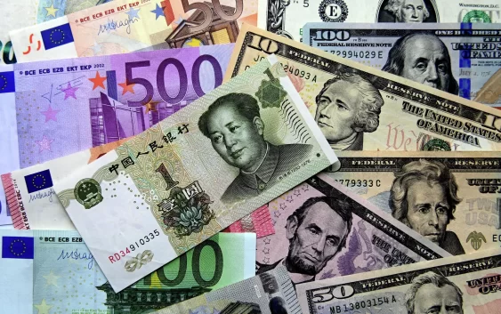 Юань стал глобальной резервной валютой, заявил глава ВЭБа