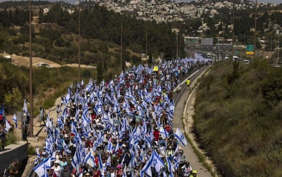 Израилде сот реформасы тууралуу талаштуу мыйзам жактырылгандан кийин демонстарциялар күч алды