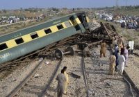 Пакистанда поезд рельстен чыгып, кеминде 30 киши каза болду. Видео