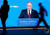 Путин: Батыш өлкөлөрү адамдарды капаска салып ташыганын Африкада эч ким унутпайт