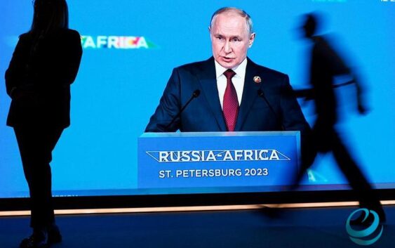Путин: Батыш өлкөлөрү адамдарды капаска салып ташыганын Африкада эч ким унутпайт
