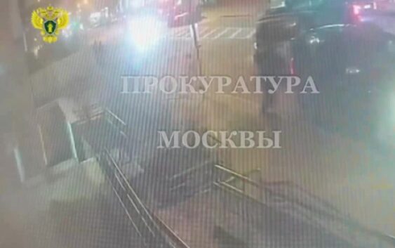 Похищено 200 млн: Момент дерзкого ограбления у банка в центре Москвы попал на видео￼