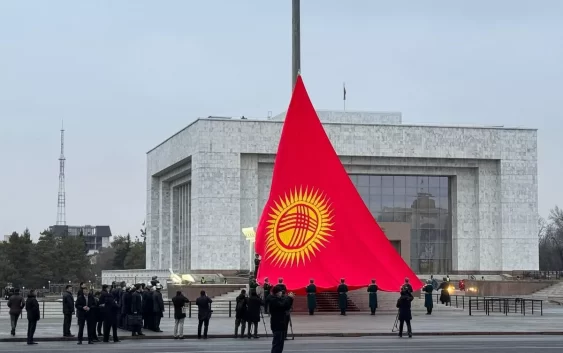 В Бишкеке впервые подняли обновленный флаг Киргизии