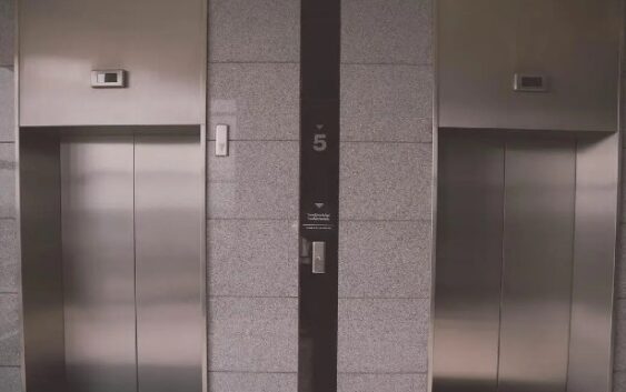 Зачем в лифте ставят зеркала: вы точно об этом не знали – вовсе не для эстетики￼