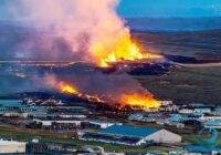 Исландияда вулкандын атылуусунан чыккан от Гриндавик шаарына агып кетти