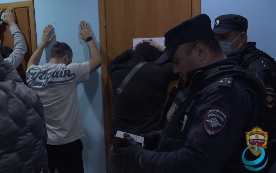 Орусияда ОМОН тажик мигранттарынын жатаканасында тинтүү жүргүздү