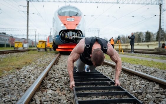 Российский атлет сдвинул с места поезд «Сапсан» весом 650 тонн