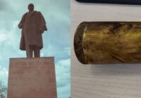 В памятнике Ленину нашли утерянную капсулу с посланием — ФОТО